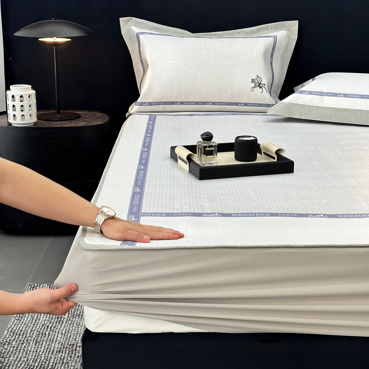 91家纺网 家纺一手货源 找家纺 JUICY 橘滋家纺 2026年夏日新款高端简约意式轻奢数码冰丝席凉席 床笠款-骑士徽章