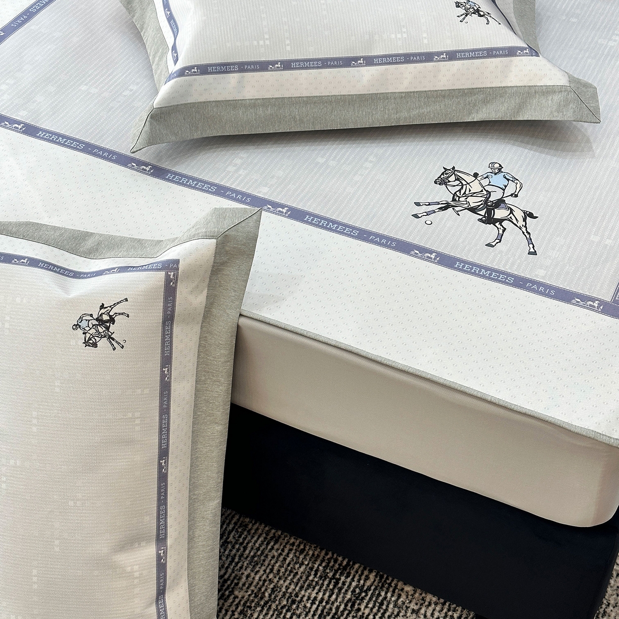 91家纺网 家纺一手货源 找家纺 JUICY 橘滋家纺 2026年夏日新款高端简约意式轻奢数码冰丝席凉席 床笠款-骑士徽章