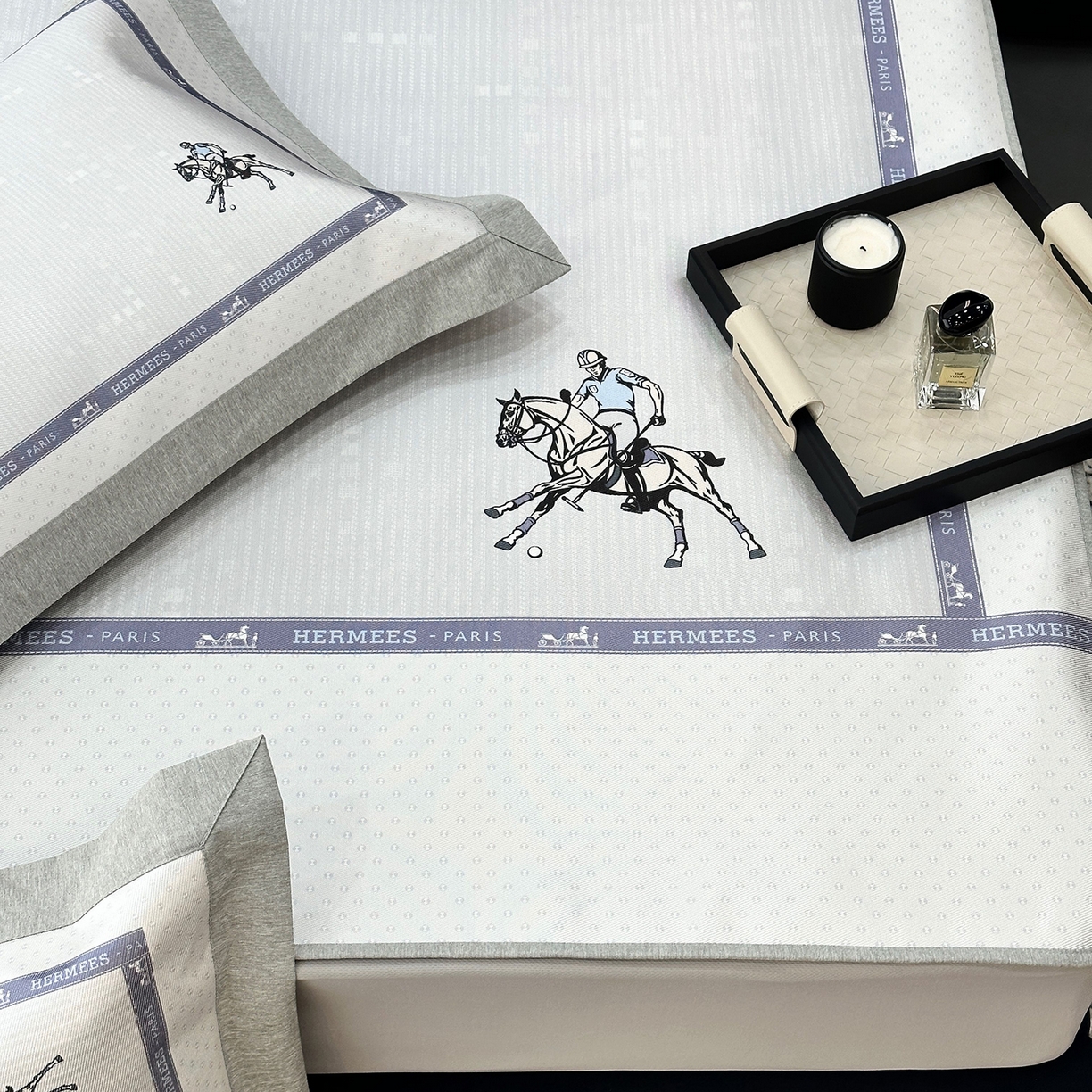 91家纺网 家纺一手货源 找家纺 JUICY 橘滋家纺 2026年夏日新款高端简约意式轻奢数码冰丝席凉席 床笠款-骑士徽章