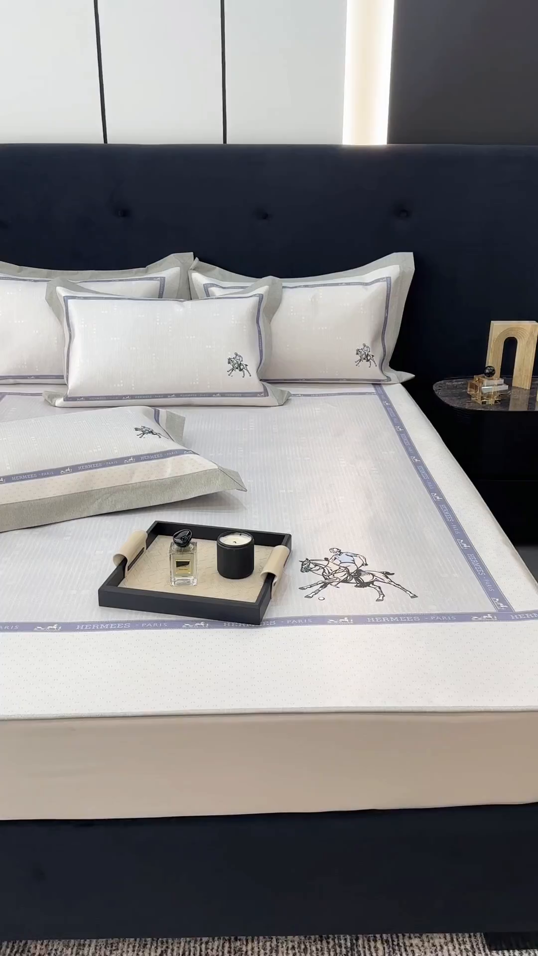 91家纺网 家纺一手货源 找家纺 JUICY 橘滋家纺 2026年夏日新款高端简约意式轻奢数码冰丝席凉席 床笠款-骑士徽章