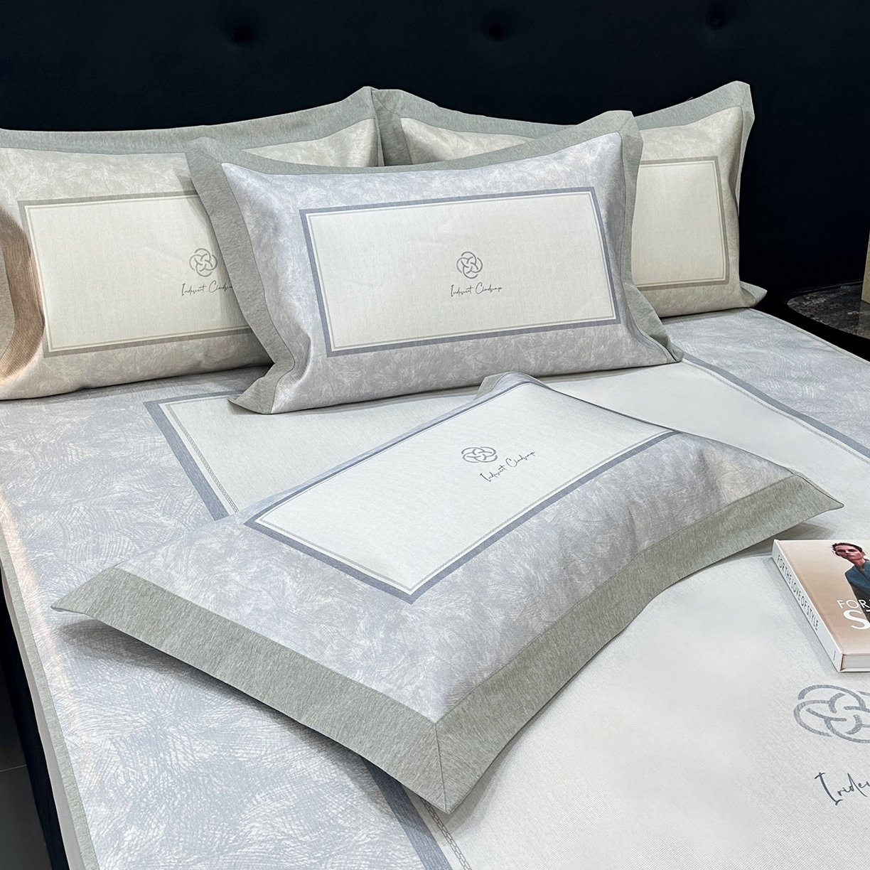 91家纺网 家纺一手货源 找家纺 JUICY 橘滋家纺 2026年夏日新款高端简约意式轻奢数码冰丝席凉席 床笠款-时间拓印-灰蓝