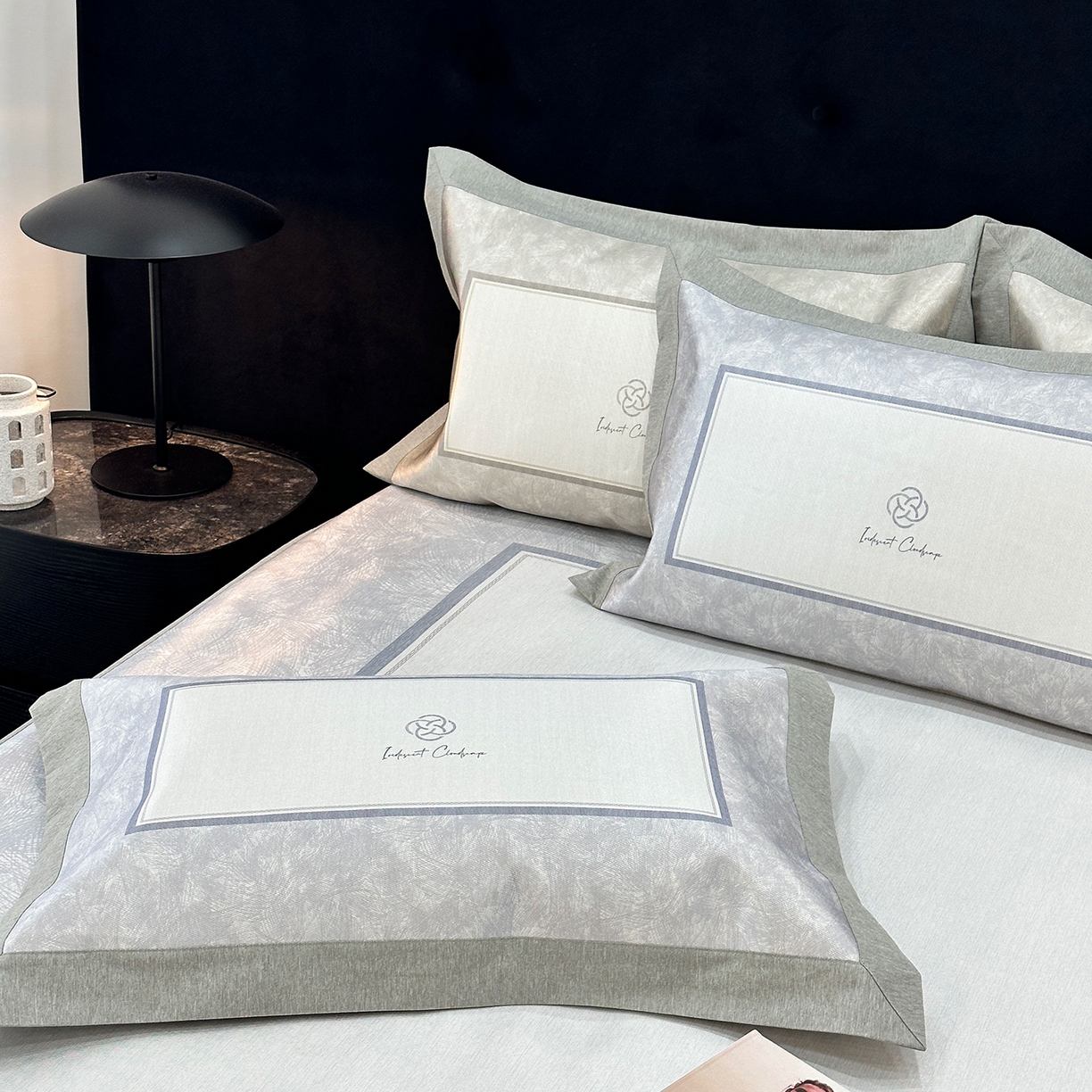 91家纺网 家纺一手货源 找家纺 JUICY 橘滋家纺 2026年夏日新款高端简约意式轻奢数码冰丝席凉席 床笠款-时间拓印-灰蓝