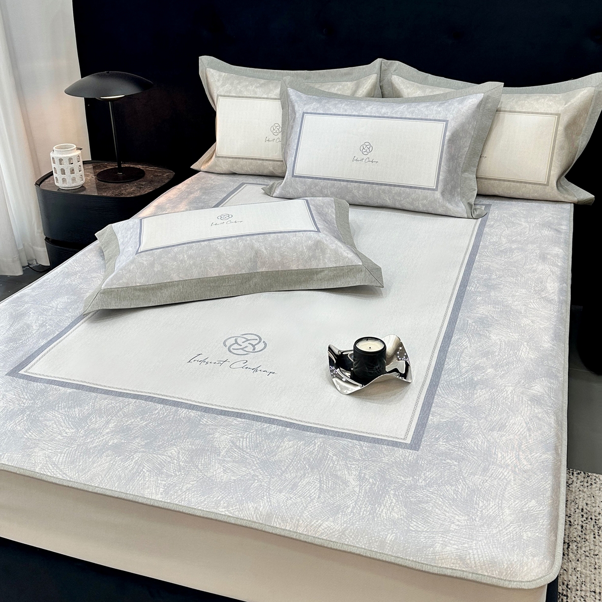 91家纺网 家纺一手货源 找家纺 JUICY 橘滋家纺 2026年夏日新款高端简约意式轻奢数码冰丝席凉席 床笠款-时间拓印-灰蓝