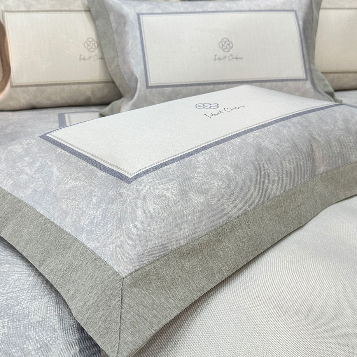 91家纺网 家纺一手货源 找家纺 JUICY 橘滋家纺 2026年夏日新款高端简约意式轻奢数码冰丝席凉席 床笠款-时间拓印-灰蓝