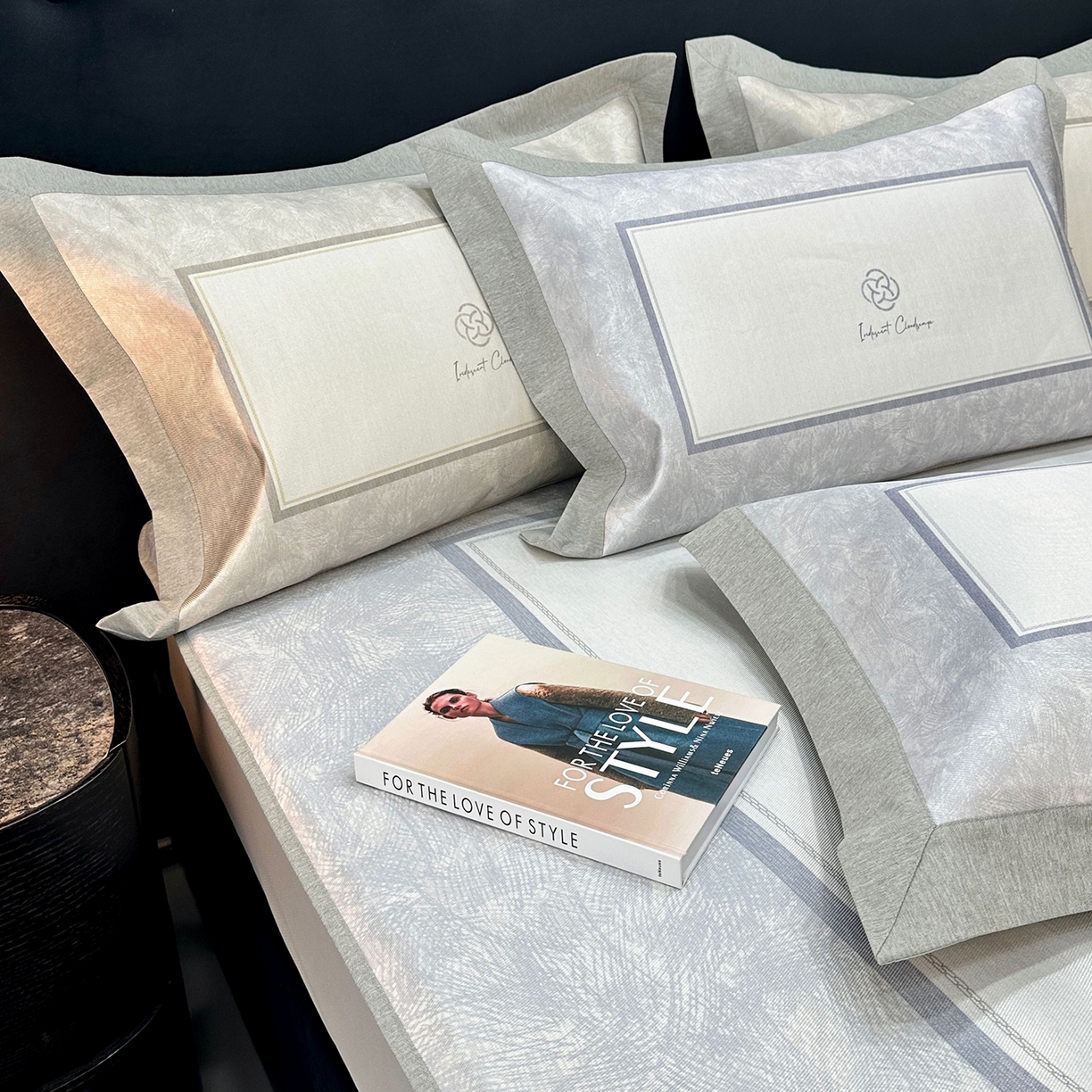 91家纺网 家纺一手货源 找家纺 JUICY 橘滋家纺 2026年夏日新款高端简约意式轻奢数码冰丝席凉席 床笠款-时间拓印-灰蓝