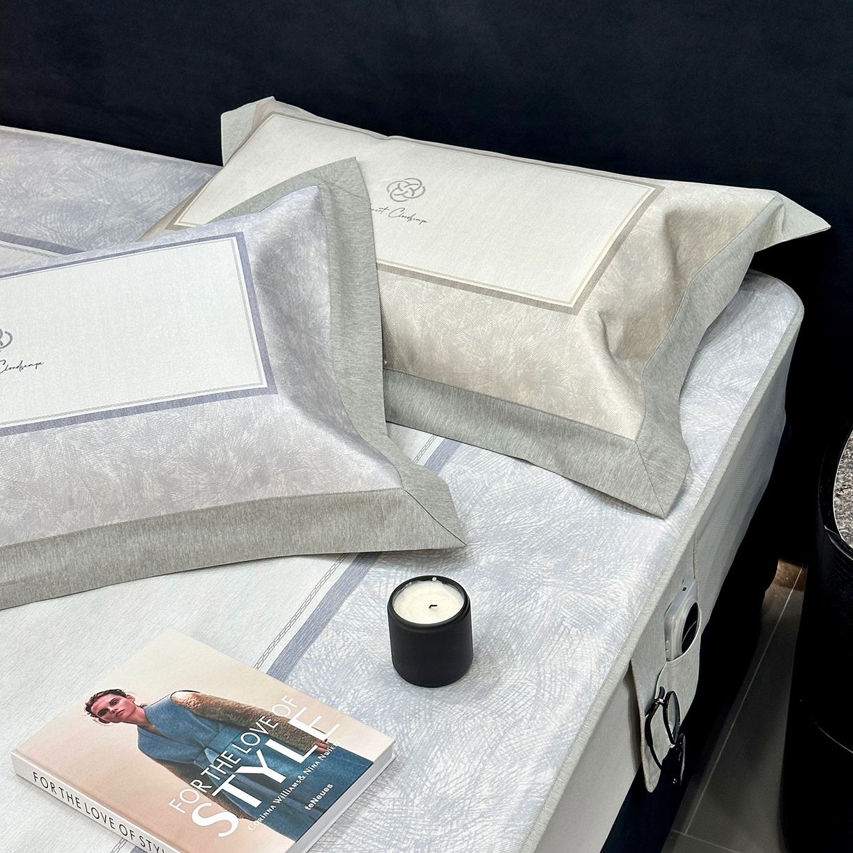 91家纺网 家纺一手货源 找家纺 JUICY 橘滋家纺 2026年夏日新款高端简约意式轻奢数码冰丝席凉席 床笠款-时间拓印-灰蓝