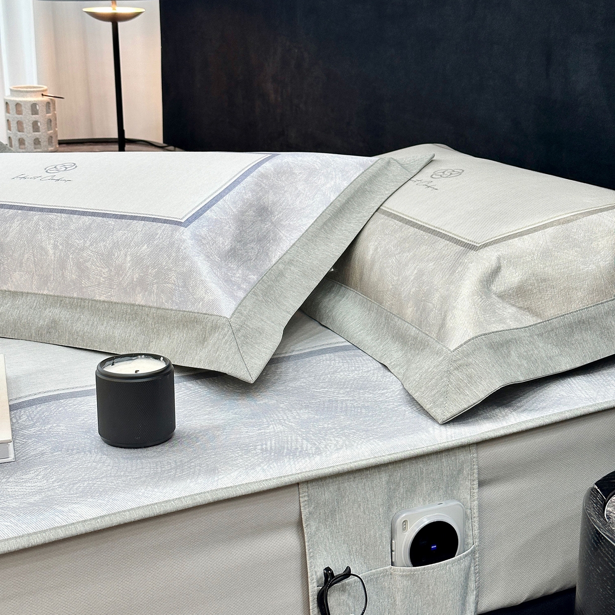 91家纺网 家纺一手货源 找家纺 JUICY 橘滋家纺 2026年夏日新款高端简约意式轻奢数码冰丝席凉席 床笠款-时间拓印-灰蓝