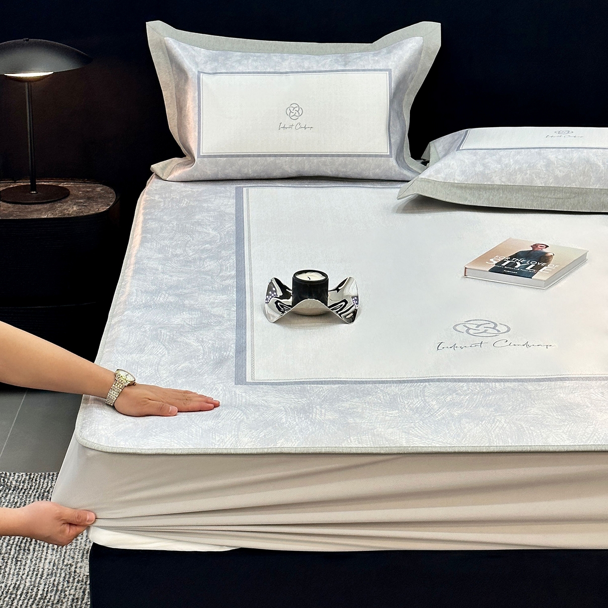 91家纺网 家纺一手货源 找家纺 JUICY 橘滋家纺 2026年夏日新款高端简约意式轻奢数码冰丝席凉席 床笠款-时间拓印-灰蓝