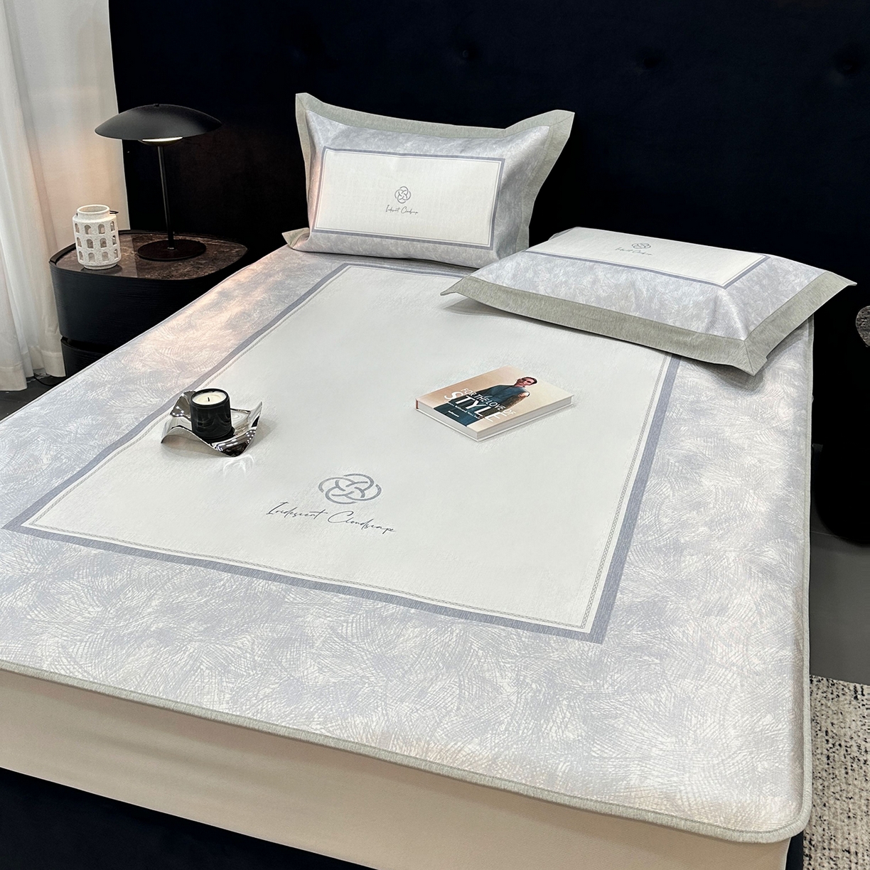 91家纺网 家纺一手货源 找家纺 JUICY 橘滋家纺 2026年夏日新款高端简约意式轻奢数码冰丝席凉席 床笠款-时间拓印-灰蓝