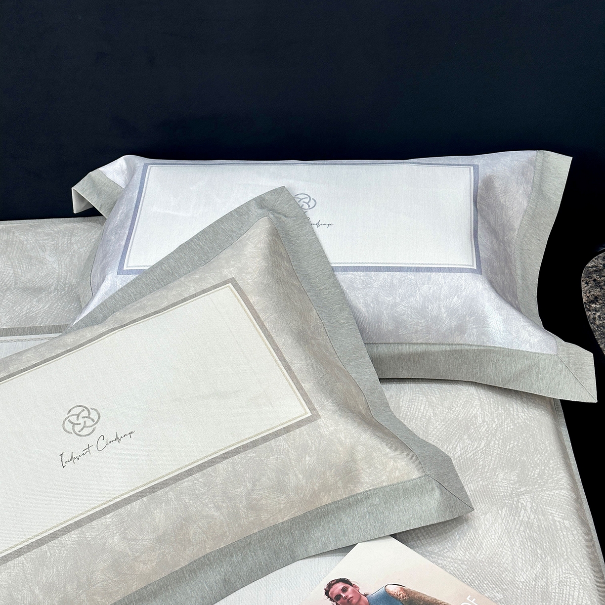 91家纺网 家纺一手货源 找家纺 JUICY 橘滋家纺 2026年夏日新款高端简约意式轻奢数码冰丝席凉席 床笠款-时间拓印-浅驼