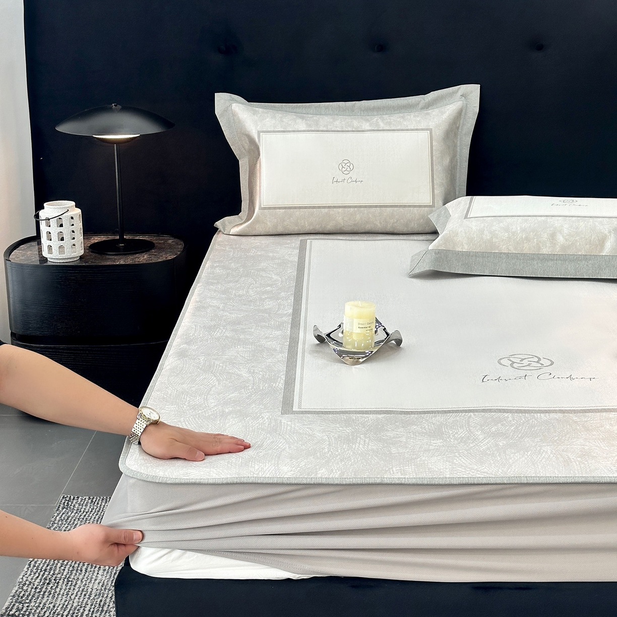 91家纺网 家纺一手货源 找家纺 JUICY 橘滋家纺 2026年夏日新款高端简约意式轻奢数码冰丝席凉席 床笠款-时间拓印-浅驼