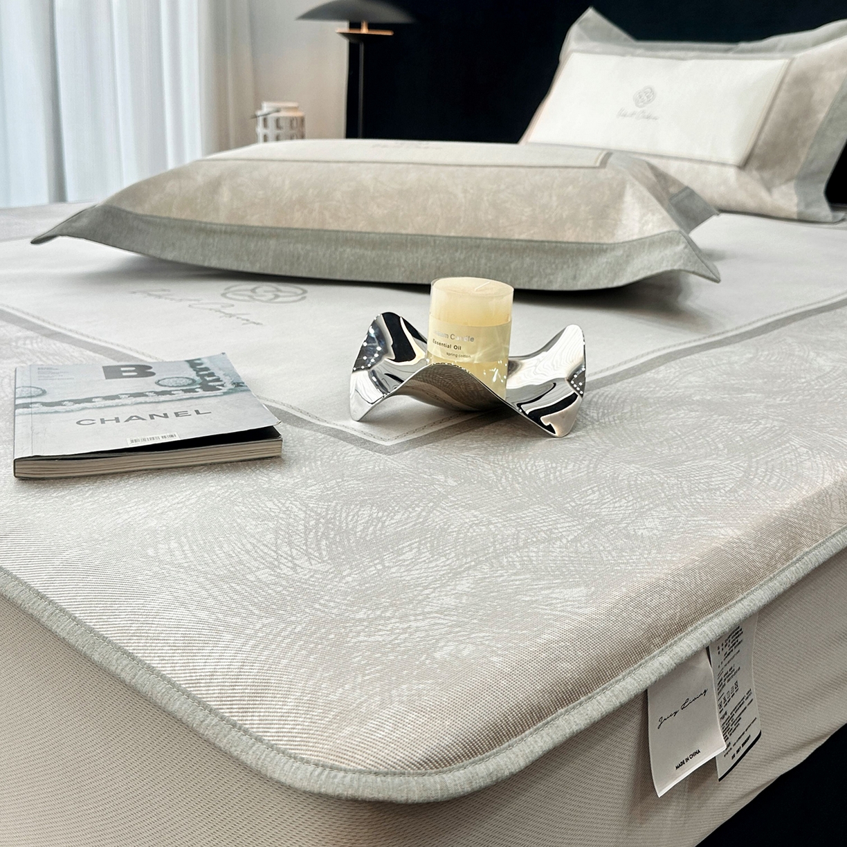 91家纺网 家纺一手货源 找家纺 JUICY 橘滋家纺 2026年夏日新款高端简约意式轻奢数码冰丝席凉席 床笠款-时间拓印-浅驼