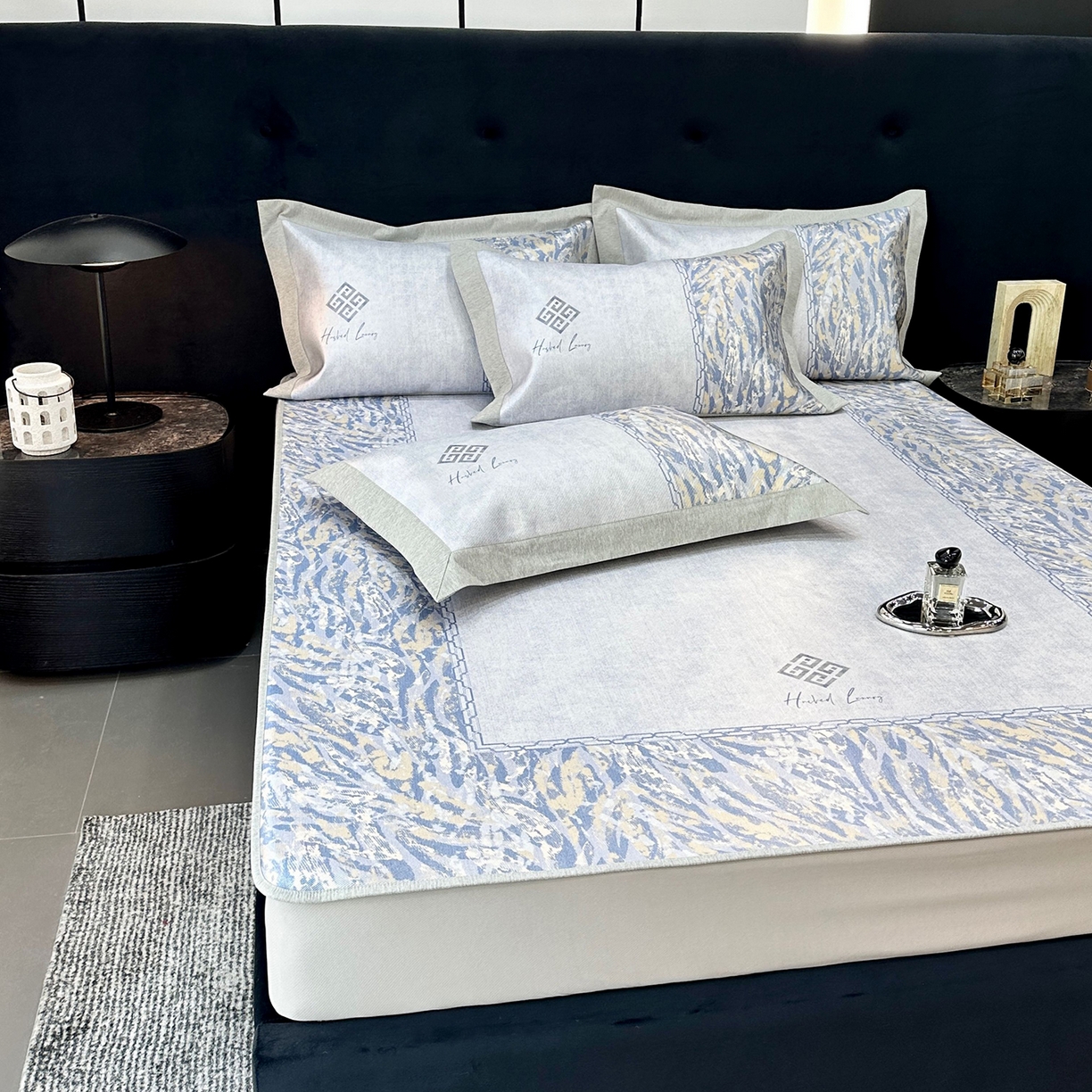 91家纺网 家纺一手货源 找家纺 JUICY 橘滋家纺 2026年夏日新款高端简约意式轻奢数码冰丝席凉席 床笠款-午夜深蓝