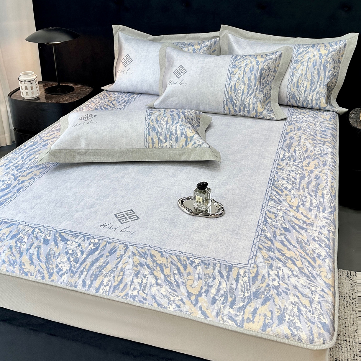 91家纺网 家纺一手货源 找家纺 JUICY 橘滋家纺 2026年夏日新款高端简约意式轻奢数码冰丝席凉席 床笠款-午夜深蓝