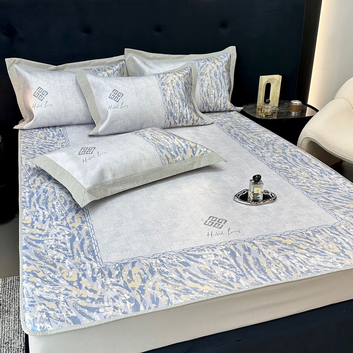 91家纺网 家纺一手货源 找家纺 JUICY 橘滋家纺 2026年夏日新款高端简约意式轻奢数码冰丝席凉席 床笠款-午夜深蓝