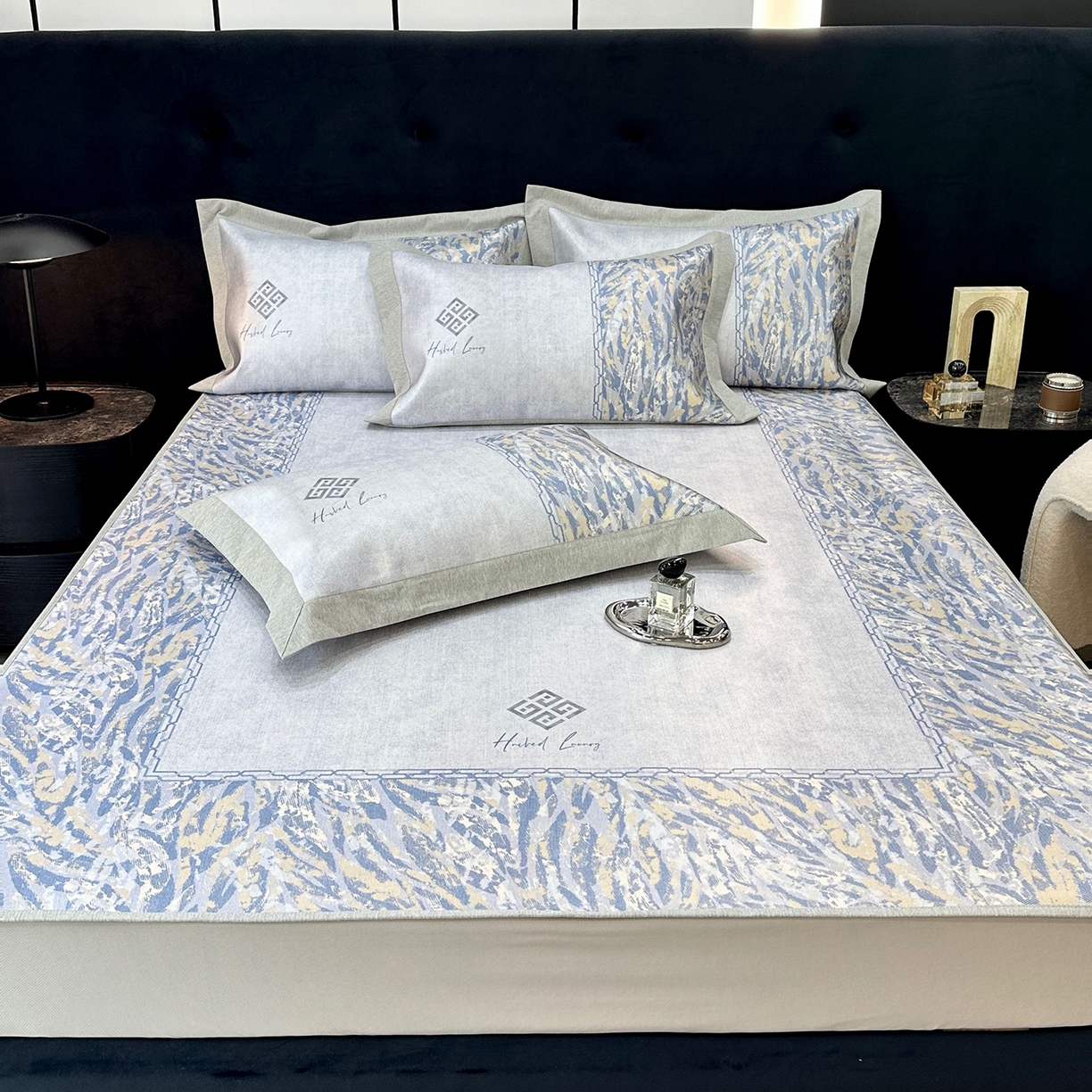 91家纺网 家纺一手货源 找家纺 JUICY 橘滋家纺 2026年夏日新款高端简约意式轻奢数码冰丝席凉席 床笠款-午夜深蓝