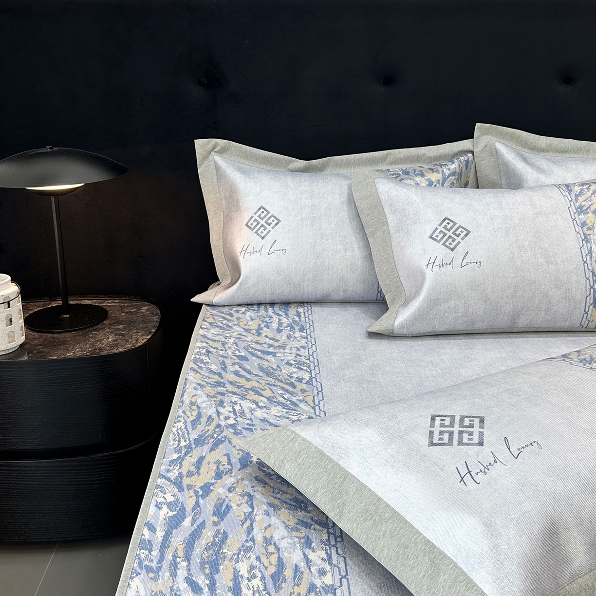 91家纺网 家纺一手货源 找家纺 JUICY 橘滋家纺 2026年夏日新款高端简约意式轻奢数码冰丝席凉席 床笠款-午夜深蓝