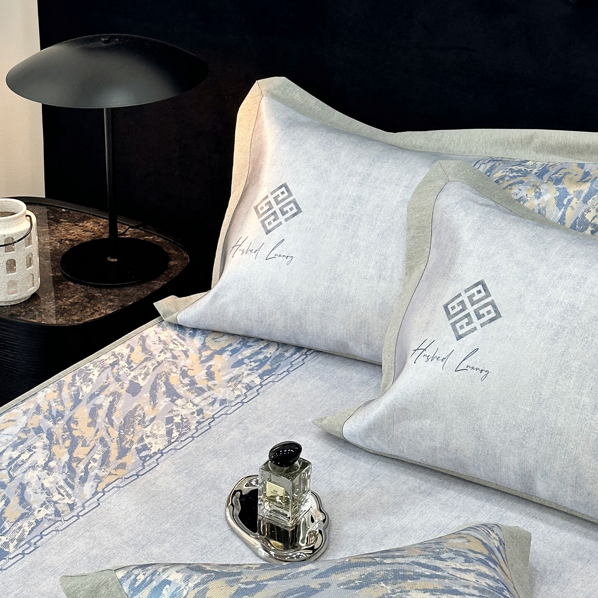 91家纺网 家纺一手货源 找家纺 JUICY 橘滋家纺 2026年夏日新款高端简约意式轻奢数码冰丝席凉席 床笠款-午夜深蓝