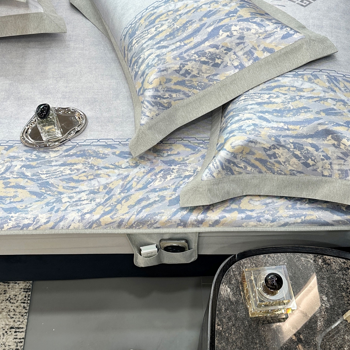 91家纺网 家纺一手货源 找家纺 JUICY 橘滋家纺 2026年夏日新款高端简约意式轻奢数码冰丝席凉席 床笠款-午夜深蓝