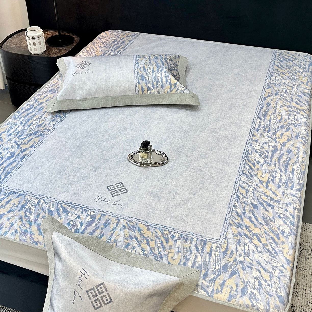 91家纺网 家纺一手货源 找家纺 JUICY 橘滋家纺 2026年夏日新款高端简约意式轻奢数码冰丝席凉席 床笠款-午夜深蓝