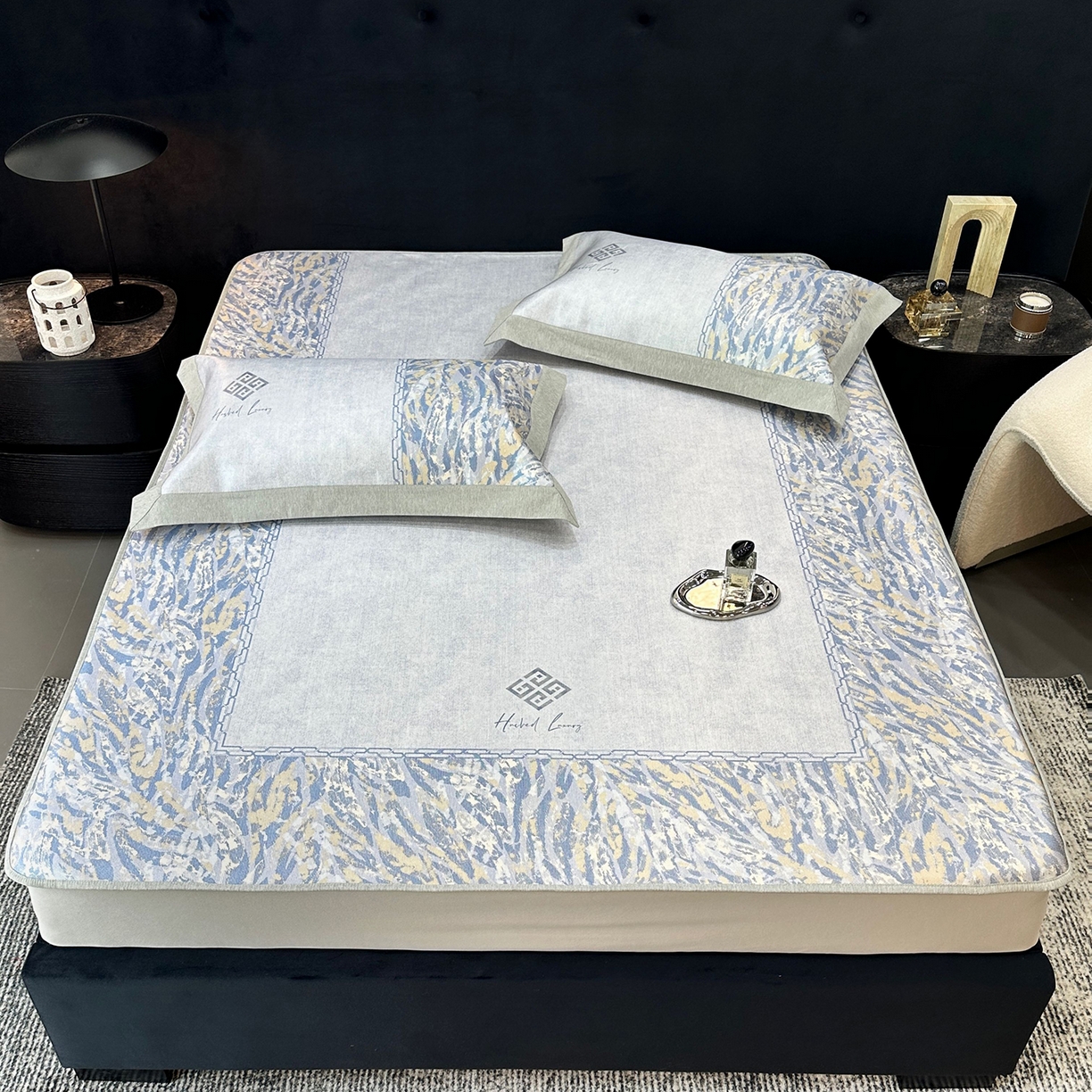 91家纺网 家纺一手货源 找家纺 JUICY 橘滋家纺 2026年夏日新款高端简约意式轻奢数码冰丝席凉席 床笠款-午夜深蓝