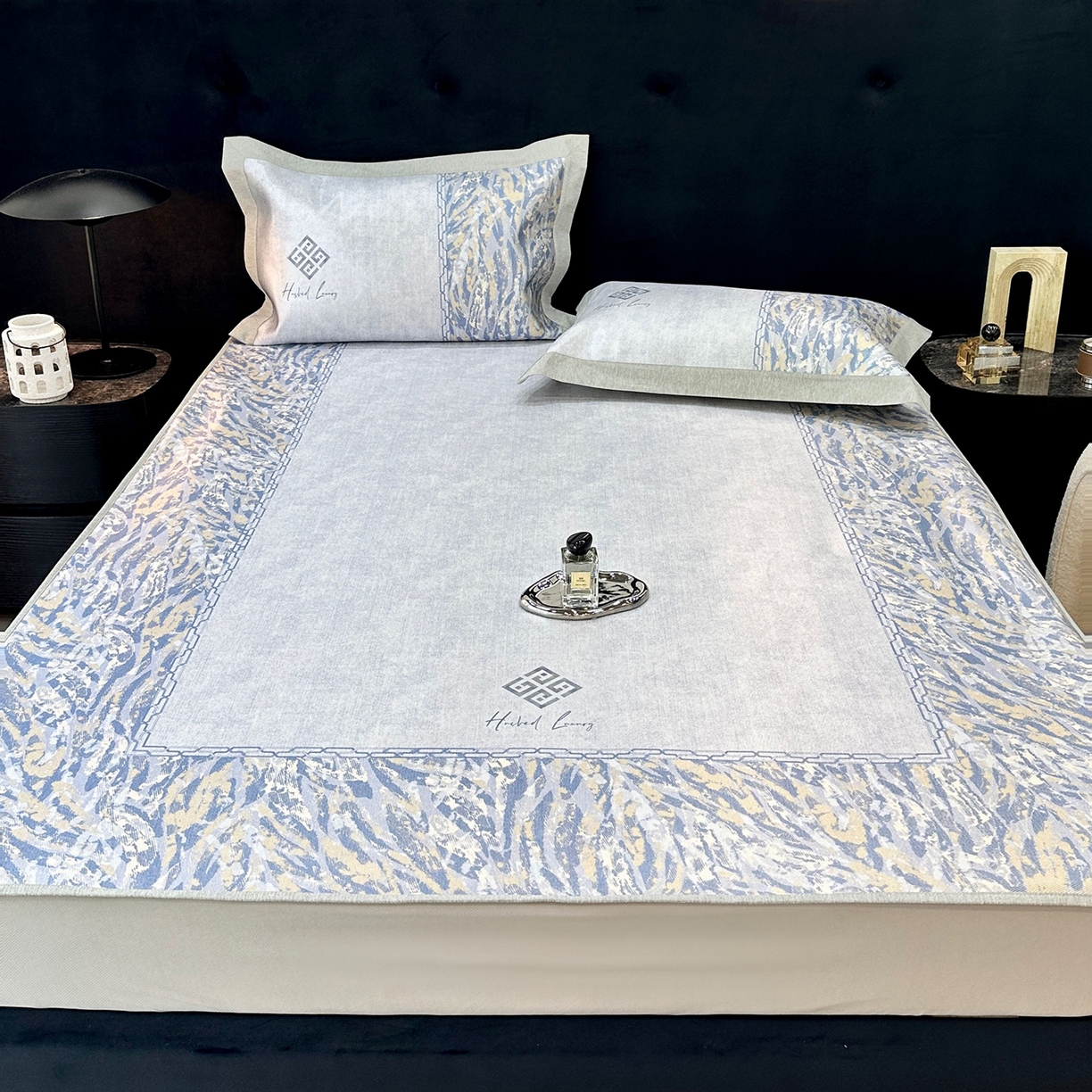 91家纺网 家纺一手货源 找家纺 JUICY 橘滋家纺 2026年夏日新款高端简约意式轻奢数码冰丝席凉席 床笠款-午夜深蓝