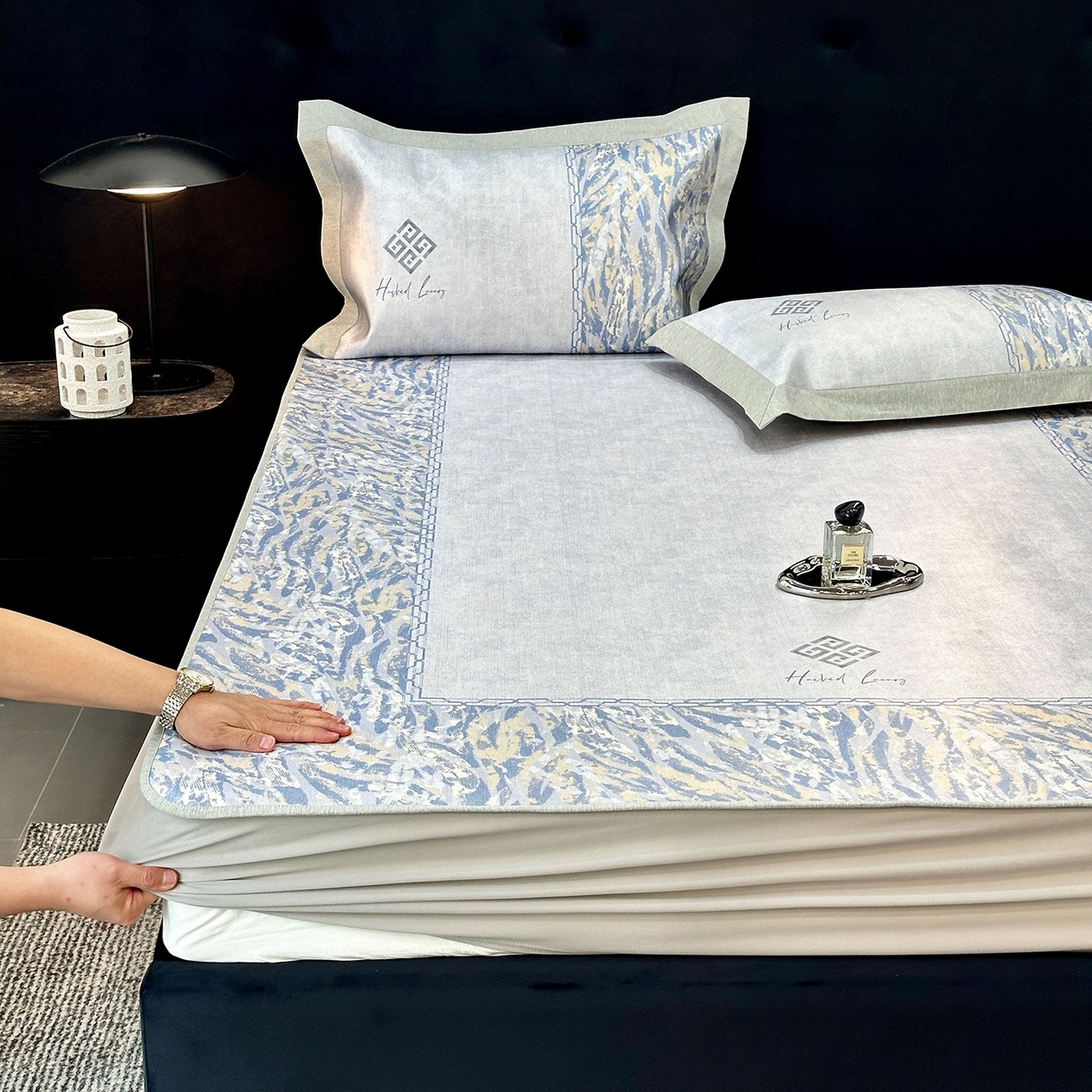 91家纺网 家纺一手货源 找家纺 JUICY 橘滋家纺 2026年夏日新款高端简约意式轻奢数码冰丝席凉席 床笠款-午夜深蓝