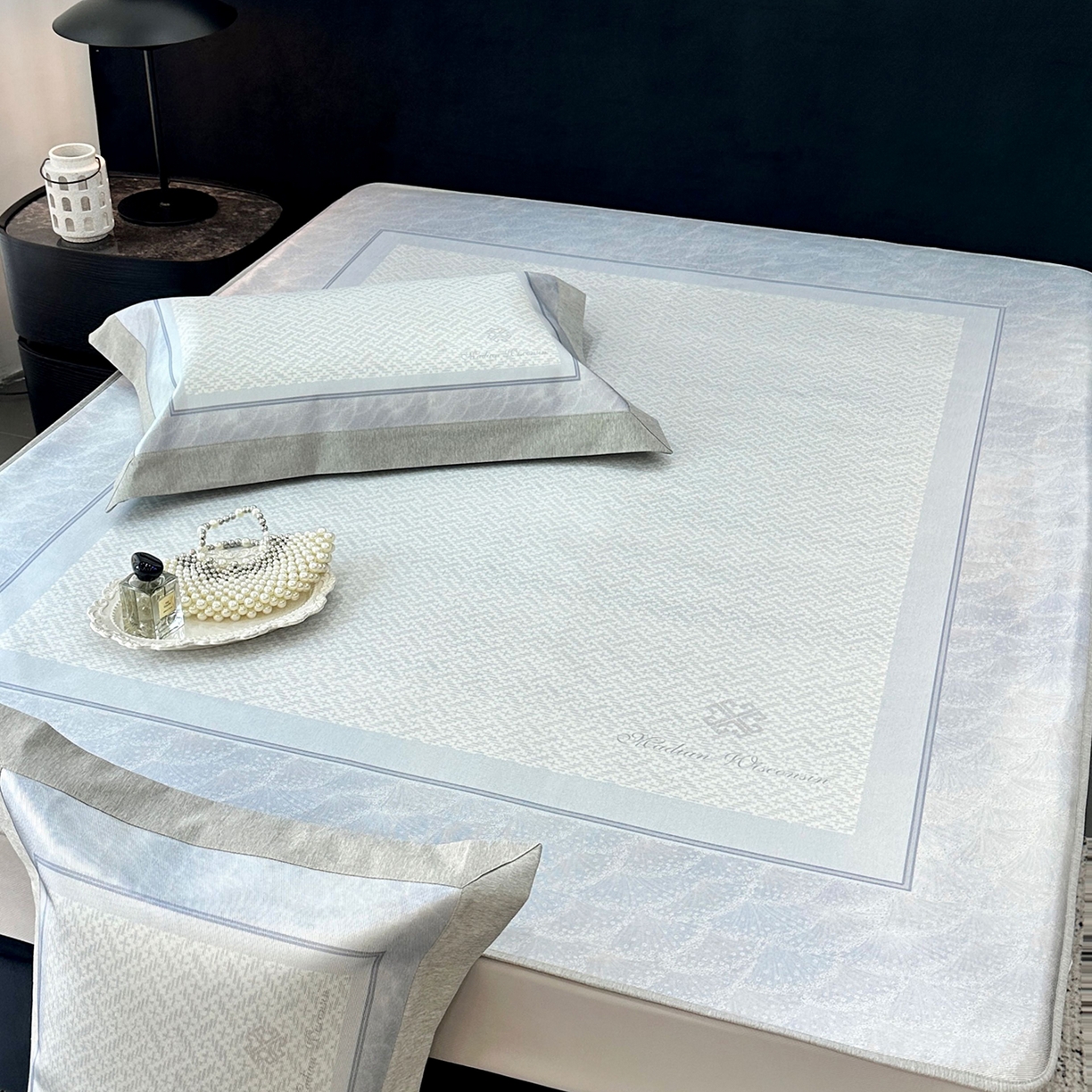 91家纺网 家纺一手货源 找家纺 JUICY 橘滋家纺 2026年夏日新款高端简约意式轻奢数码冰丝席凉席 床笠款-星夜秩序-贝母蓝