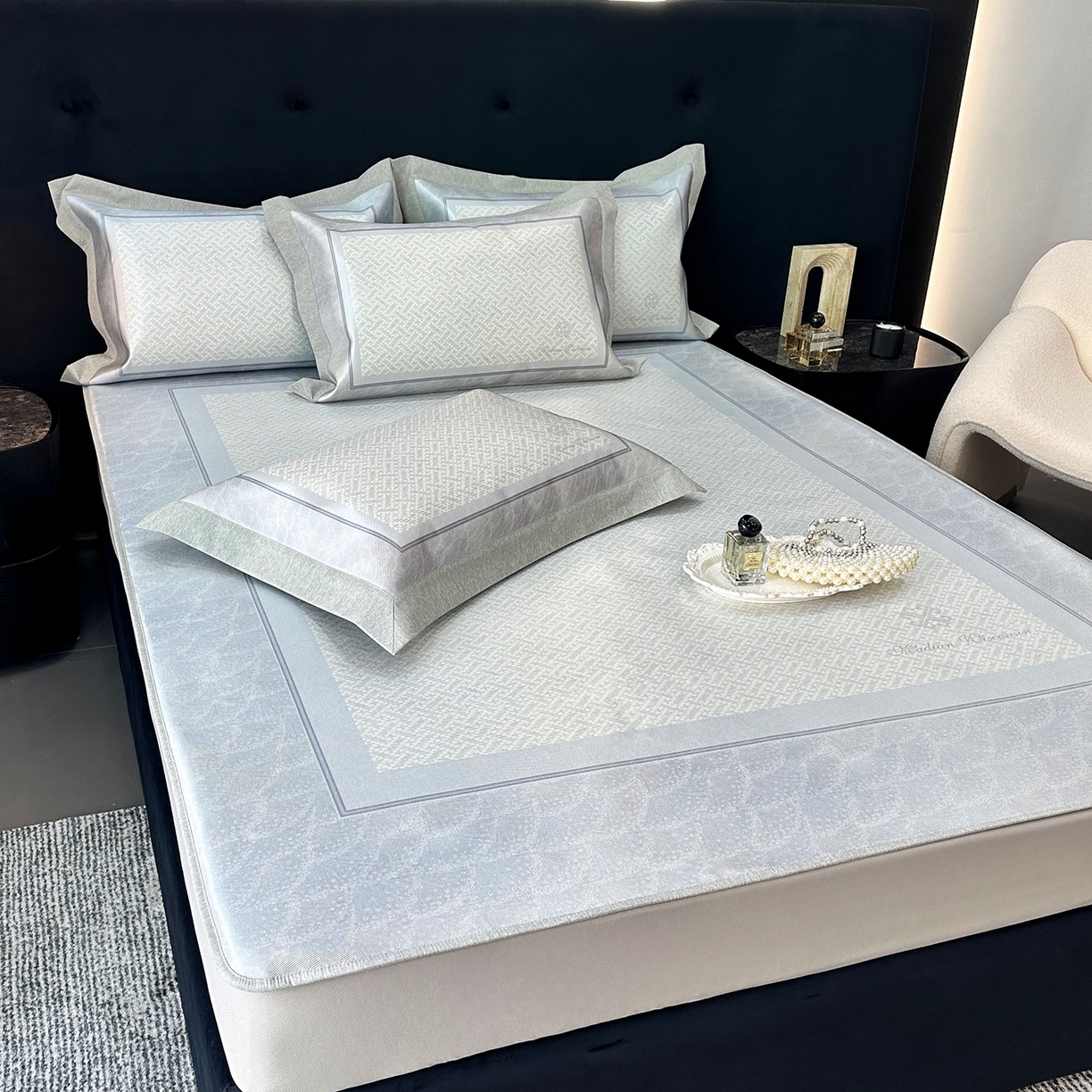 91家纺网 家纺一手货源 找家纺 JUICY 橘滋家纺 2026年夏日新款高端简约意式轻奢数码冰丝席凉席 床笠款-星夜秩序-贝母蓝