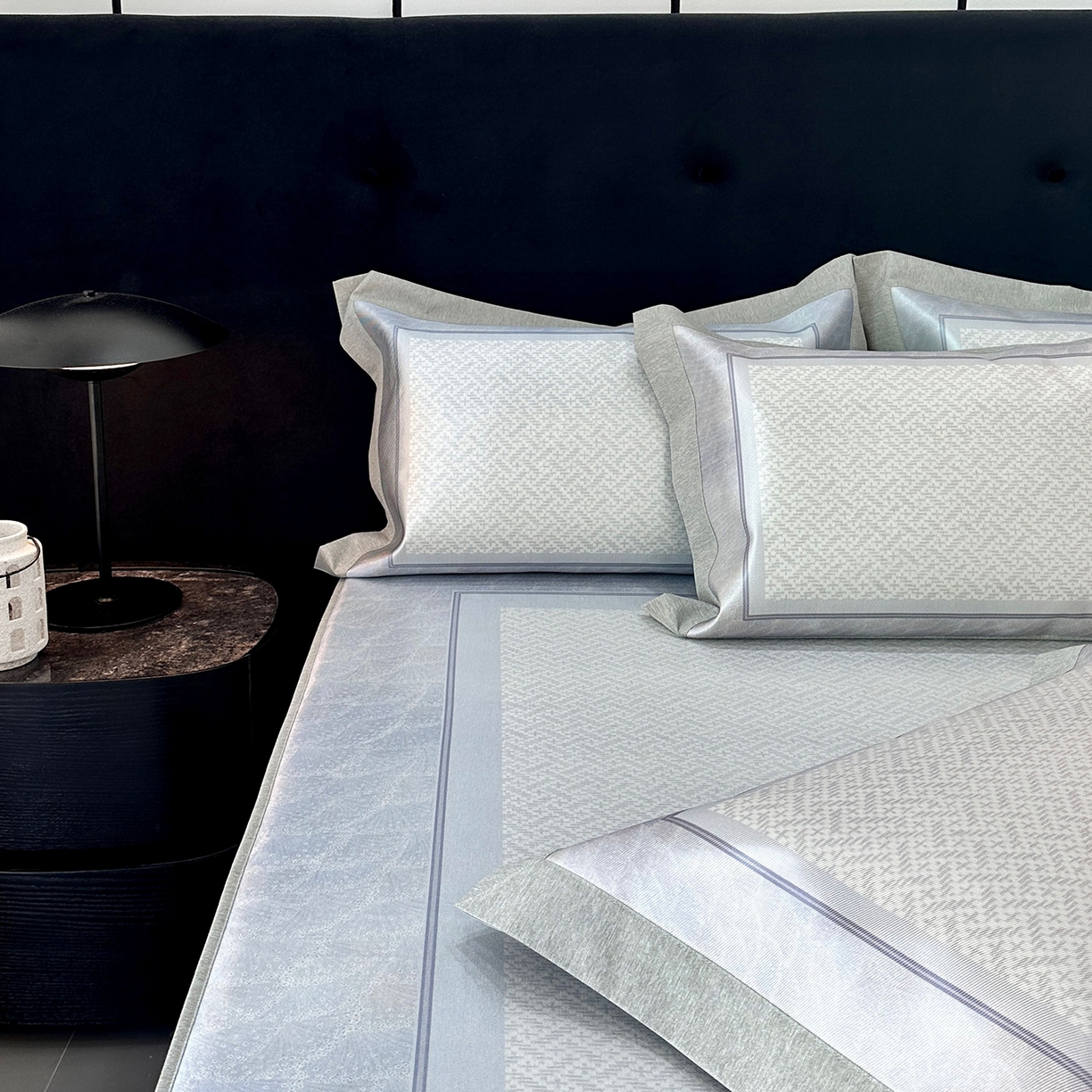 91家纺网 家纺一手货源 找家纺 JUICY 橘滋家纺 2026年夏日新款高端简约意式轻奢数码冰丝席凉席 床笠款-星夜秩序-贝母蓝