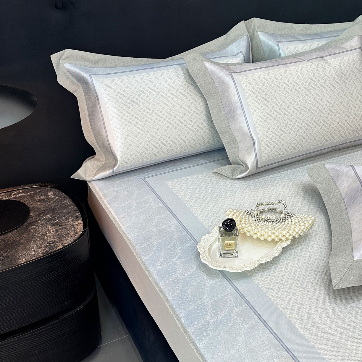 91家纺网 家纺一手货源 找家纺 JUICY 橘滋家纺 2026年夏日新款高端简约意式轻奢数码冰丝席凉席 床笠款-星夜秩序-贝母蓝