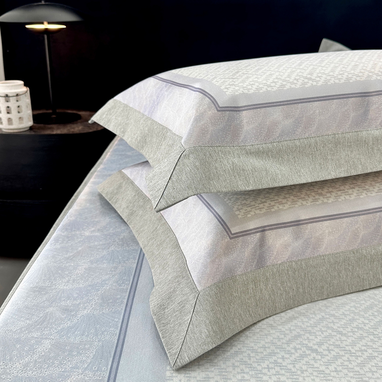 91家纺网 家纺一手货源 找家纺 JUICY 橘滋家纺 2026年夏日新款高端简约意式轻奢数码冰丝席凉席 床笠款-星夜秩序-贝母蓝