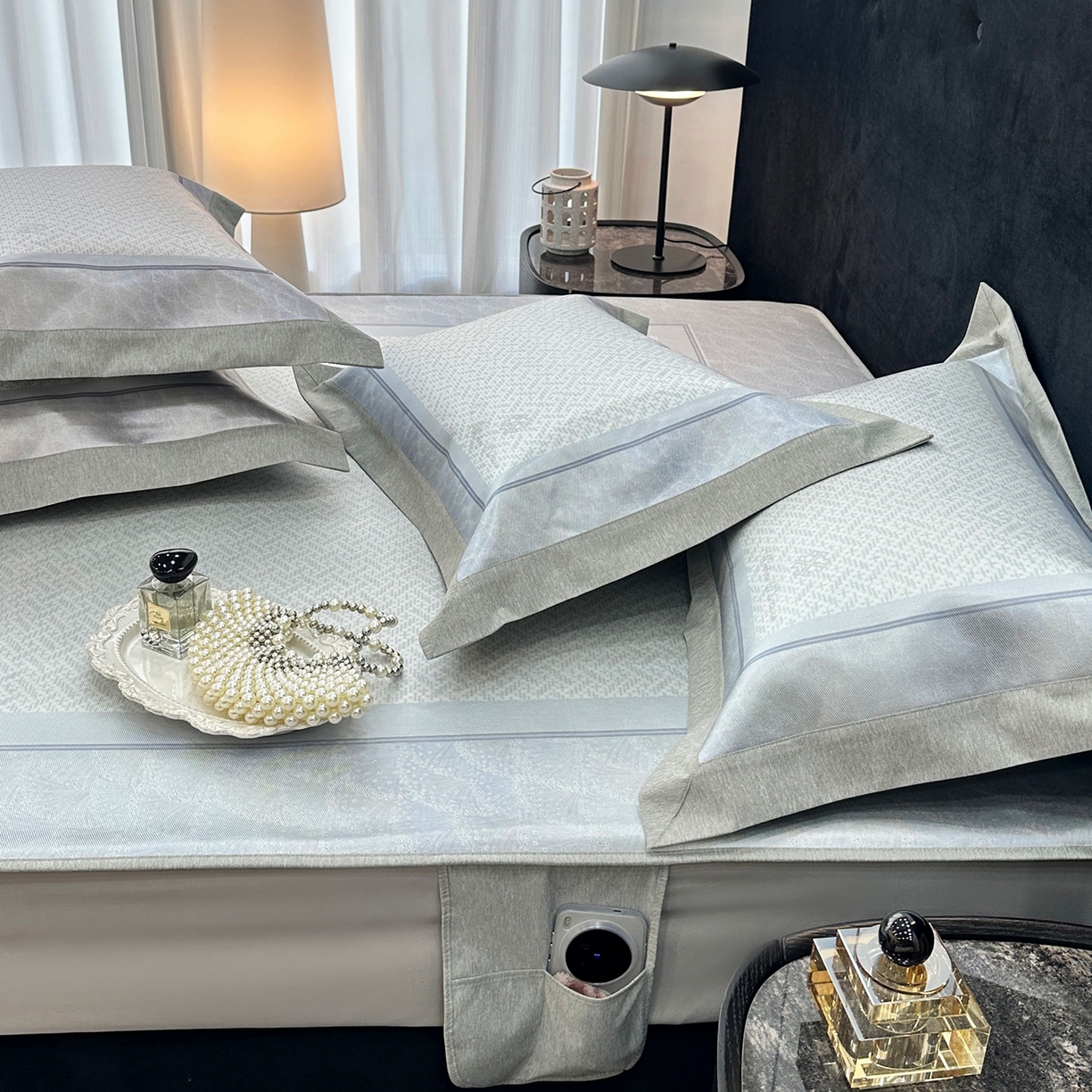 91家纺网 家纺一手货源 找家纺 JUICY 橘滋家纺 2026年夏日新款高端简约意式轻奢数码冰丝席凉席 床笠款-星夜秩序-贝母蓝