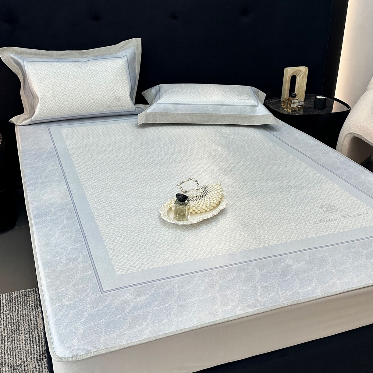 91家纺网 家纺一手货源 找家纺 JUICY 橘滋家纺 2026年夏日新款高端简约意式轻奢数码冰丝席凉席 床笠款-星夜秩序-贝母蓝