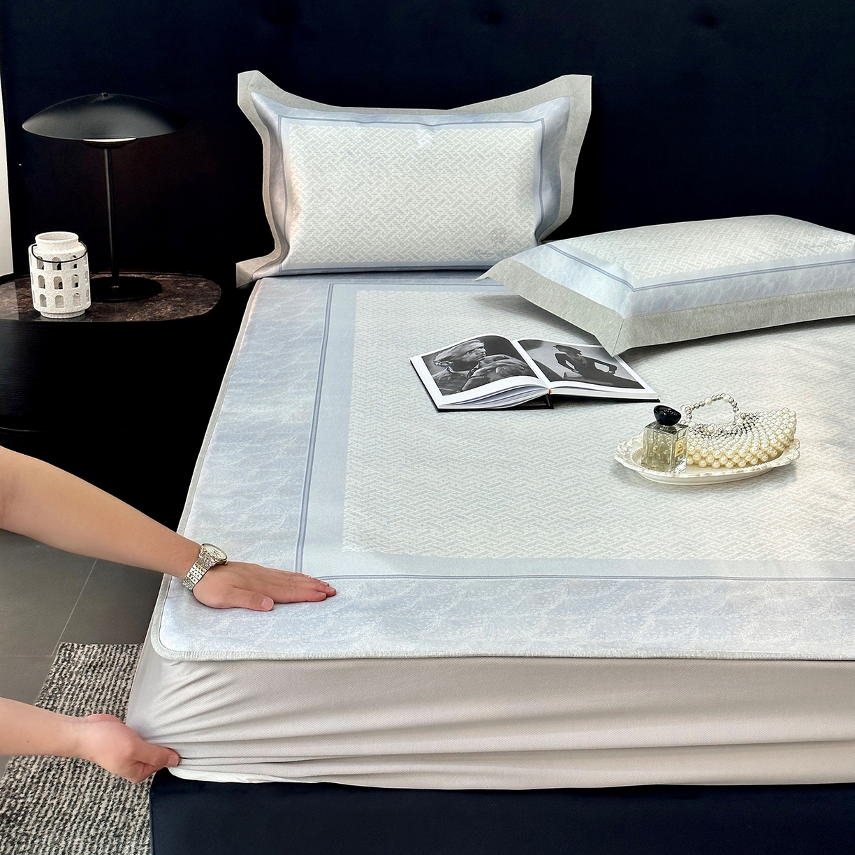 91家纺网 家纺一手货源 找家纺 JUICY 橘滋家纺 2026年夏日新款高端简约意式轻奢数码冰丝席凉席 床笠款-星夜秩序-贝母蓝