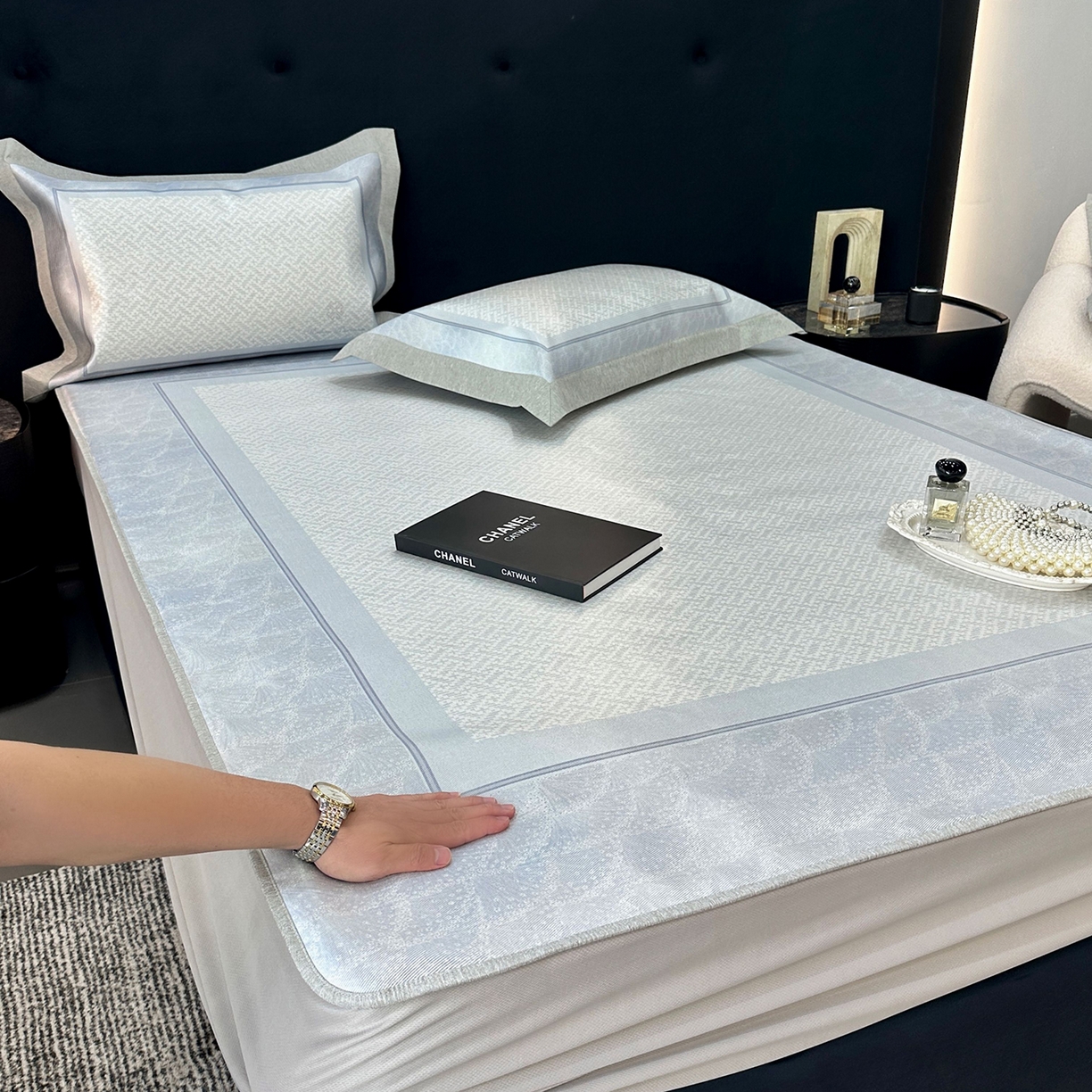 91家纺网 家纺一手货源 找家纺 JUICY 橘滋家纺 2026年夏日新款高端简约意式轻奢数码冰丝席凉席 床笠款-星夜秩序-贝母蓝