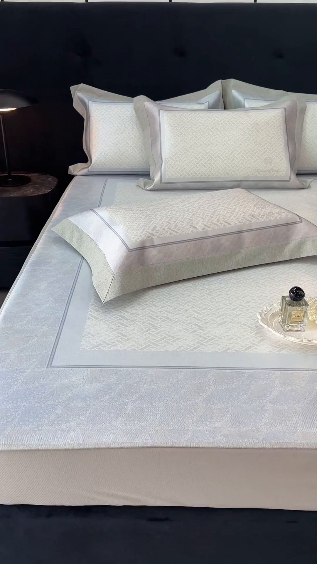 91家纺网 家纺一手货源 找家纺 JUICY 橘滋家纺 2026年夏日新款高端简约意式轻奢数码冰丝席凉席 床笠款-星夜秩序-贝母蓝