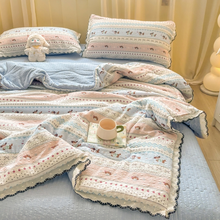 91家纺网 家纺一手货源 找家纺 慕希家纺 2026新款云感泡芙棉夏被夏凉被空调被四件套 点点腊肠狗