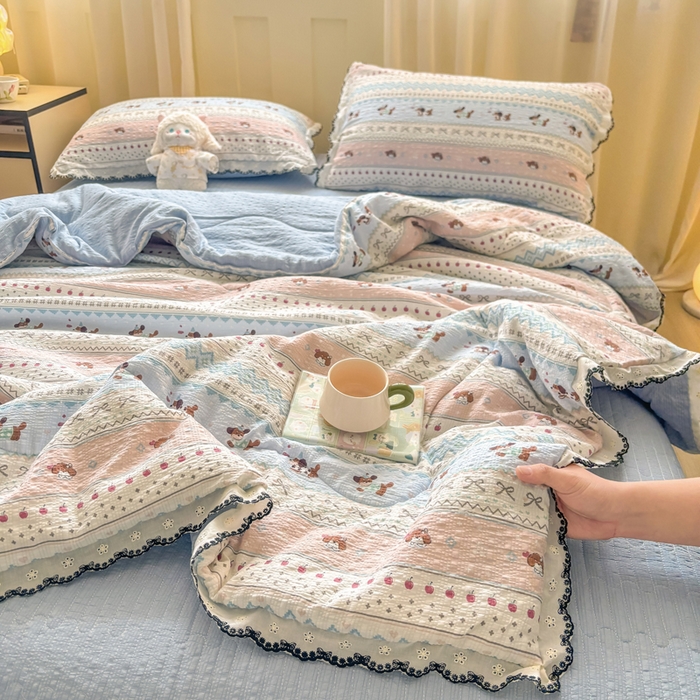 91家纺网 家纺一手货源 找家纺 慕希家纺 2026新款云感泡芙棉夏被夏凉被空调被四件套 点点腊肠狗