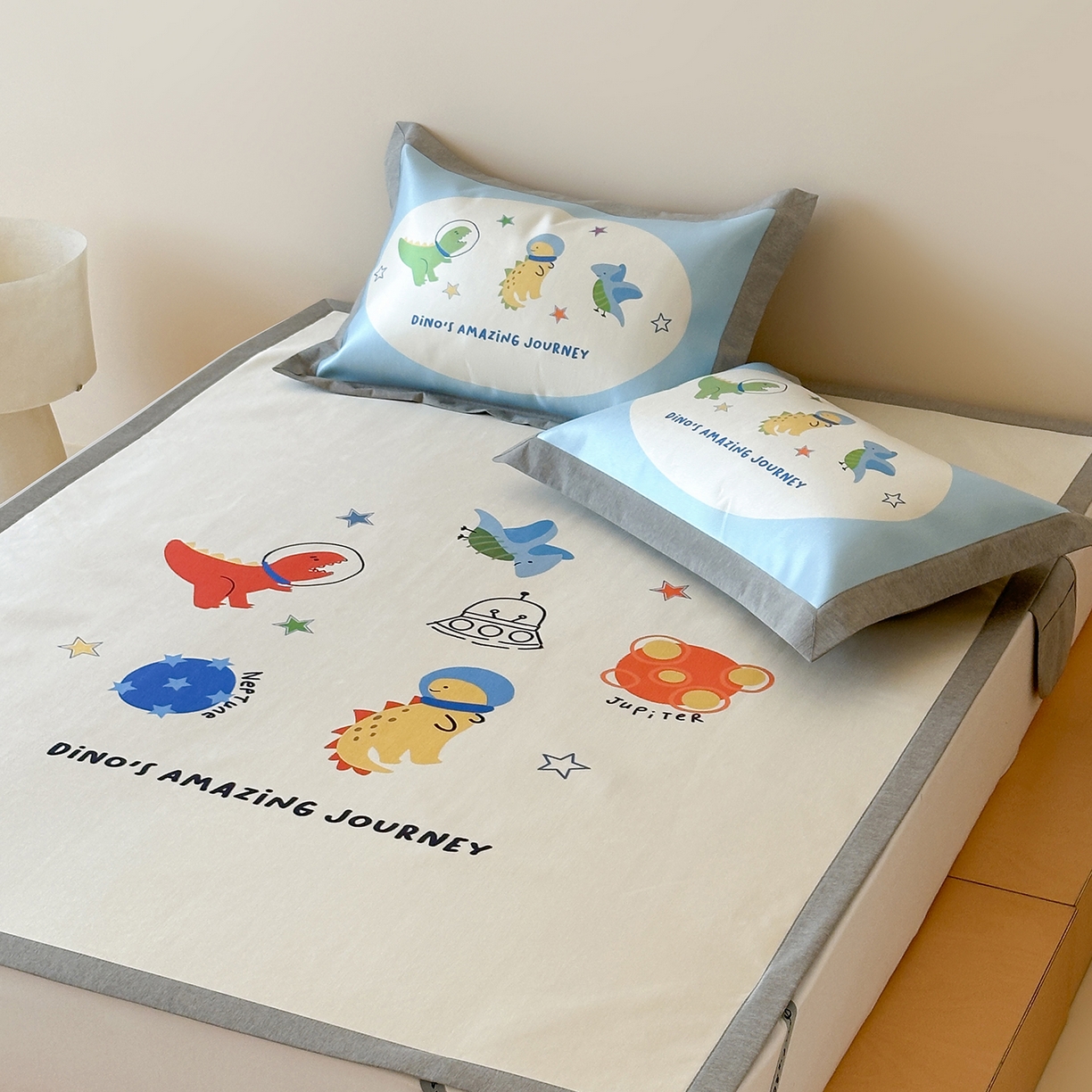 91家纺网 家纺一手货源 找家纺 （总）JUICY 橘滋家纺 2026新款高端A类原创设计卡通数码印花冰丝席凉席