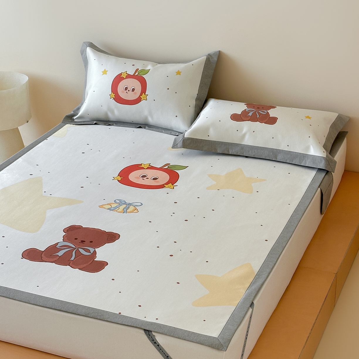 91家纺网 家纺一手货源 找家纺 JUICY 橘滋家纺 2026新款高端A类原创设计卡通数码印花冰丝席凉席 平席款星星人漫游