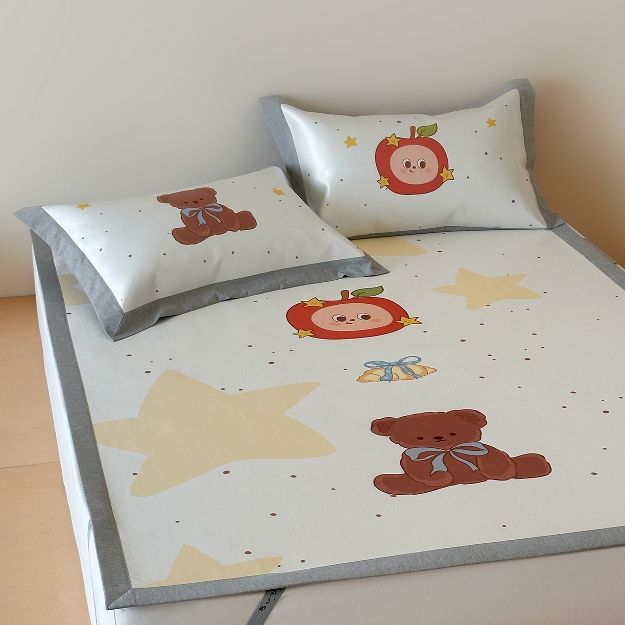 91家纺网 家纺一手货源 找家纺 JUICY 橘滋家纺 2026新款高端A类原创设计卡通数码印花冰丝席凉席 平席款星星人漫游