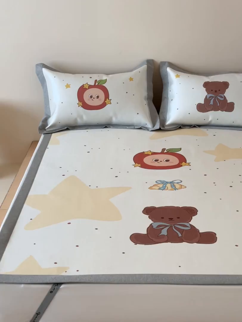 91家纺网 家纺一手货源 找家纺 JUICY 橘滋家纺 2026新款高端A类原创设计卡通数码印花冰丝席凉席 平席款星星人漫游