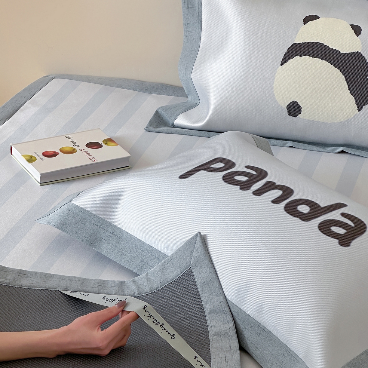 91家纺网 家纺一手货源 找家纺 JUICY 橘滋家纺 2026新款高端A类原创设计卡通数码印花冰丝席凉席 平席款熊猫胖达