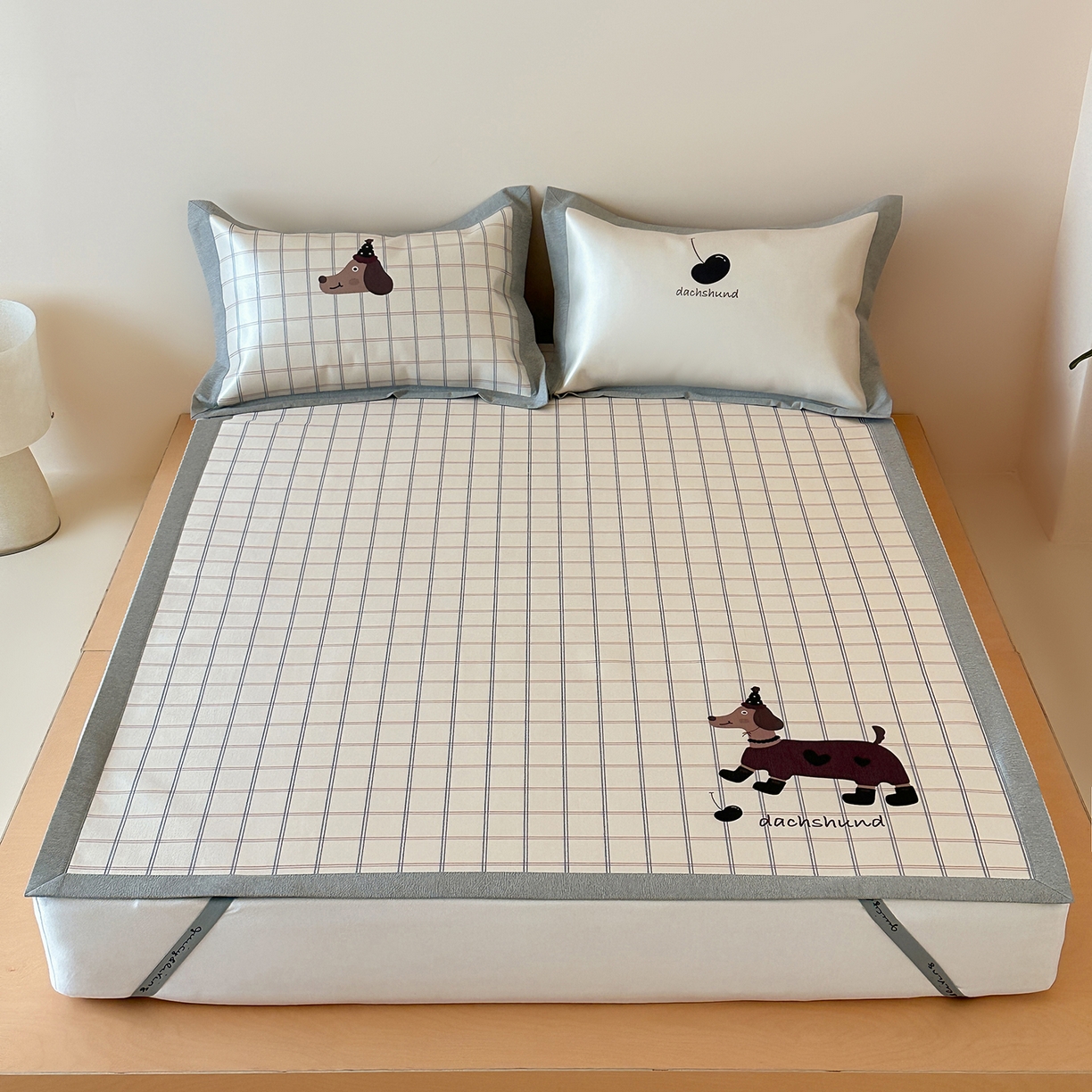 91家纺网 家纺一手货源 找家纺 JUICY 橘滋家纺 2026新款高端A类原创设计卡通数码印花冰丝席凉席 平席款学院腊肠狗