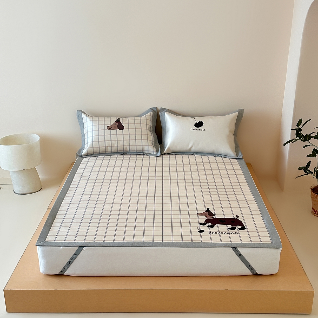 91家纺网 家纺一手货源 找家纺 JUICY 橘滋家纺 2026新款高端A类原创设计卡通数码印花冰丝席凉席 平席款学院腊肠狗