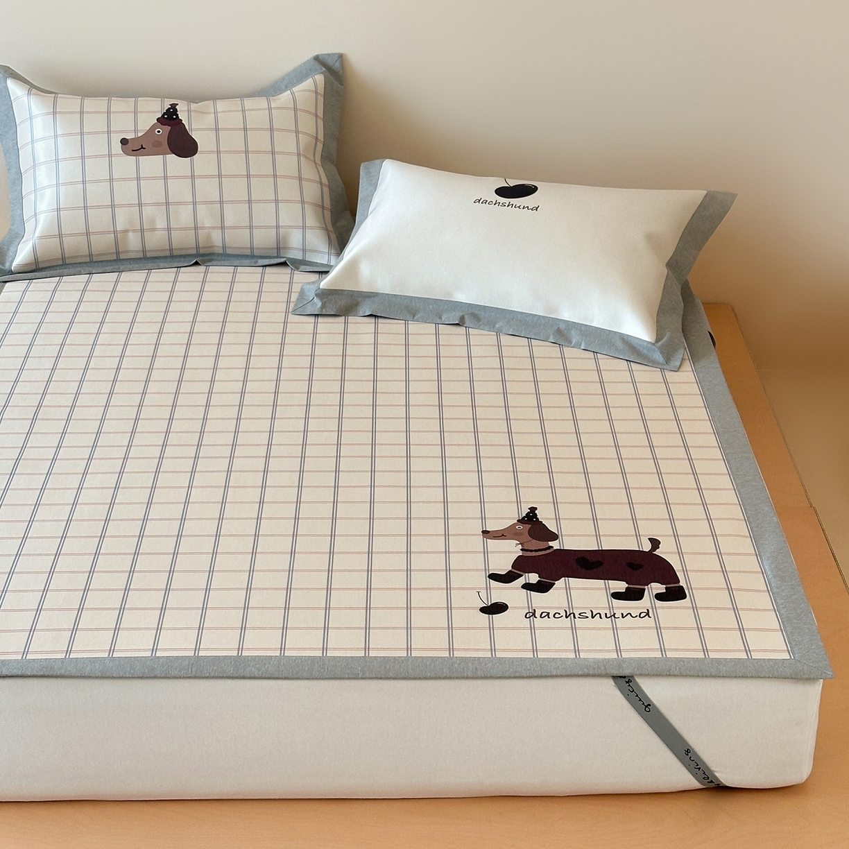 91家纺网 家纺一手货源 找家纺 JUICY 橘滋家纺 2026新款高端A类原创设计卡通数码印花冰丝席凉席 平席款学院腊肠狗