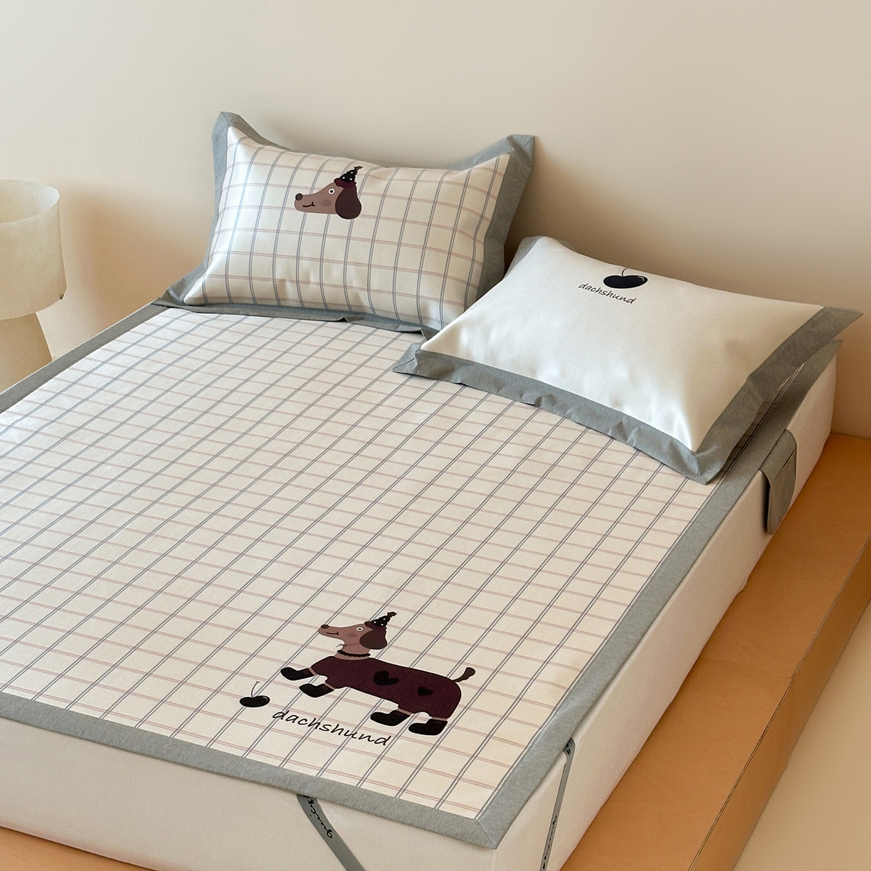 91家纺网 家纺一手货源 找家纺 JUICY 橘滋家纺 2026新款高端A类原创设计卡通数码印花冰丝席凉席 平席款学院腊肠狗