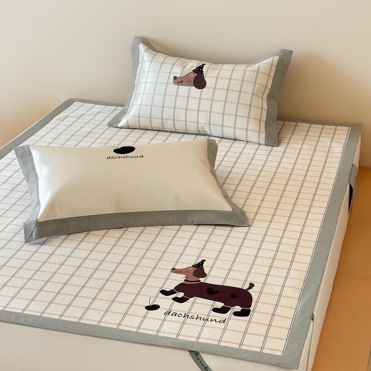 91家纺网 家纺一手货源 找家纺 JUICY 橘滋家纺 2026新款高端A类原创设计卡通数码印花冰丝席凉席 平席款学院腊肠狗