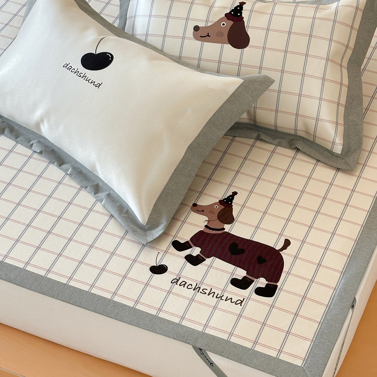 91家纺网 家纺一手货源 找家纺 JUICY 橘滋家纺 2026新款高端A类原创设计卡通数码印花冰丝席凉席 平席款学院腊肠狗